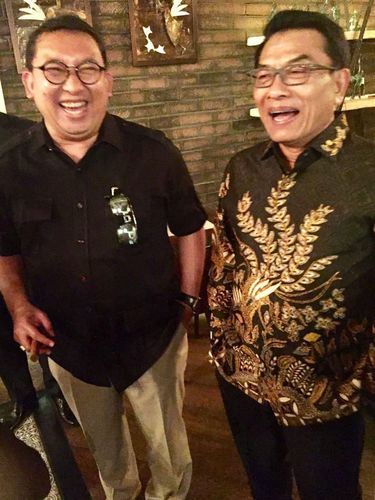 Fadli Zon dan Moeldoko tampak tertawa terbahak-bahak bersama. 