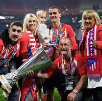 Ladies, sayangnya Griezmann sudah berstatus suami orang. Dari pernikahannya dengan Erika Choperena, Griezmann telah dikaruniai seorang putri bernama Mia. (Foto: Getty Images)