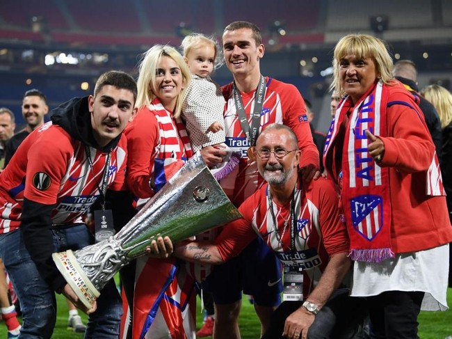 Ladies, sayangnya Griezmann sudah berstatus suami orang. Dari pernikahannya dengan Erika Choperena, Griezmann telah dikaruniai seorang putri bernama Mia. (Foto: Getty Images)
