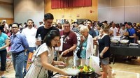 Aneka kuliner Indonesia juga disajikan seperti Nasi Rawon, Nasi Liwet Solo, Bakso, Nasi Padang, Nasi Bali hingga Tumpeng. Tidak ketinggalan, paket wisata dengan berbagai tujuan juga ditawarkan. (dok. KJRI Vancouver)
