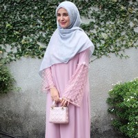 Shireen Sungkar memutuskan untuk memakai hijab syar’i beberapa tahun lalu. Kini, bintang sinetron ‘Cinta Fitri’ itu makin mendalami agama dan tampil semakin santun. Foto: Instagram