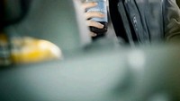 Kalau ditebak sih sepertinya Suho sedang menikmati segelas minuman bersoda ya. Foto: Instagram @suhoexoworld