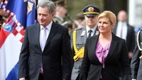 Presiden Kroasia Kolinda Grabar Kitarovic menyambut Presiden Finlandia Sauli Niinisto dalam seremoni penyambutan di Istana Kepresidenan di Zagreb pada 10 April 2018. Foto: AFP