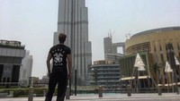 Marusame juga sudah traveling ke berbagai negara lain. Ini potretnya ketika di Dubai, berlatar Burj Khalifa (tatsumasa.murasame/Instagram)