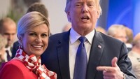 Presiden Kroasia Kolinda Grabar-Kitarovic kian dikenal dunia setelah kemunculannya di ajang Piala Dunia 2018 di Rusia. Kroasia menjadi runner up setelah dikalahkan Prancis dalam laga Final Piala Dunia. Meski timnya kalah, sosok keibuan Kolinda tampaknya menjadi pemenang di hati para netizen, dengan foto-foto dan videonya tersebar luas di media sosial dan menuai banyak pujian atas sikap hangatnya. Foto: AFP
