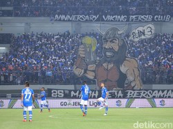Skor 1-0 bertahan hingga laga tuntas. Kemenangan Persib membuat tim asuhan Roberto Carlos Mario Gomez itu naik ke peringkat tiga dengan 25 poin dari 15 laga. Sementara Persela tertahan di posisi lima dengan 23 poin dari 16 laga. (Foto: Wisma Putra/detikSport)