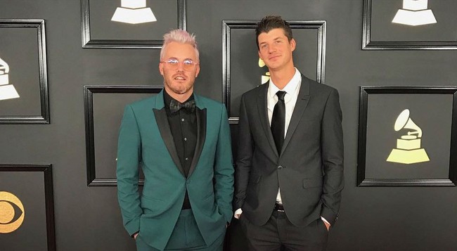 Ini penampilan formal Jeff saat mengenakan setelan jas bernuansa hitam. Foto: Instagram