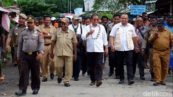 Kedatangan Menkominfo disambut warga dan anak-anak setempat. (Foto: detikINET/Adi Fida Rahman)