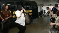 Dhawiya tampak menutup mukanya saat tiba di PN Jakarta Timur pada Selasa (17/7). Pool/Palevi S/detikFoto.