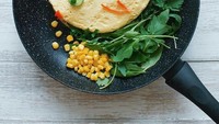 Sajian telur dengan paduan sayuran ini dibentuk jadi ayam yang lucu.  Foto: Instagram @manulad.foodart
