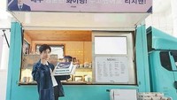 Punya nama panggung Suho, ini dia gayanya ketika sedang memegang kue ulang tahun berukuran besar. Foto: Instagram @suhoexoworld