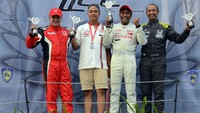 Alvin harus puas dengan hasil akhir berada dibelakang pebalap Haridarma Manoppo yang memang mengalami kemajuan luar biasa sejak Seri awal ISSOM tahun ini. Foto: dok. Alvin Bahar