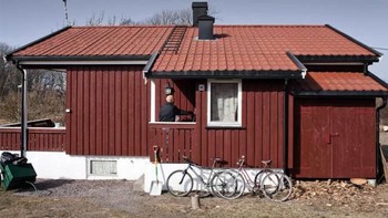 Terletak di kepulauan Bastoy di Oslo Fiord, penjara ini menggunakan keseluruhan kawasan pulau untuk menempatkan para tahanan yang kebanyakan pembunuh dan perampok. Penjara ini turut menyediakan komunitas kecil dengan membangun 80 buah bangunan termasuk jalan raya, pantai, lapangan bola, ladang tanah dan juga hutan. Selain berfungsi sebagai penjara, kawasan ini juga mempunyai kedai, perpustakaan, ruma sakit, gereja, dan sekolah. (Foto:Boredpanda)