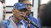 Hinca datang ditemani Anggota Dewan Pembina Pramono Edhie Wibowo. Hinca mengatakan Demokrat telah mendaftarkan 575 calegnya di 80 dapil. Ia juga mengatakan syarat keterwakilan perempuan telah terlewati.
