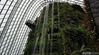 Foto: Kalau yang ini, air terjun buatan raksasa yang tidak kalah keren (Shinta/detikTravel)