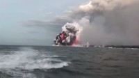 Sebuah ledakan menimpa kapal wisata bernama Hot Spot yang sedang membawa para wisatawan yang ingin melihat langsung aliran lava Gunung Kilauea yang mengalir ke lautan. Foto: Screenshot/Ikaika Marzo via Facebook