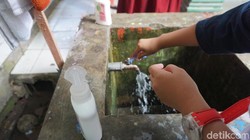 Hidup sehat sudah tertanam di diri para siswa SD Negeri 1 Limboto, Gorontalo. Mereka terlihat antusias dengan berebutan cuci tangan.
