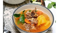 Berbagai bahan bisa ditambahkan sebagai sumber rasa asam untuk pindang iga. Kalau netizen @ayulaks ini menambahkan irisan nanas. Kebayang ya kecut asam manisnya. Foto: Instagram