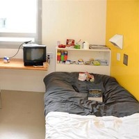 Sel napi ini berada di penjara Otago Corrections Facility, Milburn, Selandia Baru. Penjara ini lebih dikenal dengan sebutan Milton Hilton, karena para napi ditempatkan di sel yang lebih terlihat seperti kamar anak remaja. Penjara ini juga dilengkapi fasilitas kesehatan dan perpustakaan yang didesain khusus untuk membuat para tahanan masih merasa jadi anggota masyarakat. Foto: Dok. Bored Panda