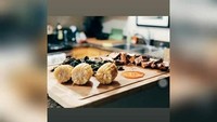 Pria yang tengah dekat dengan Agnez Mo ini merupakan seorang produser musik, Freenjoy. Ini menu makan yang diunggah Agnez dengan menyertakan akun Instagram Jeff Kopchia. Apa itu menu makan malam mereka, ya? Foto: Instagram agnezmojeffjourney  