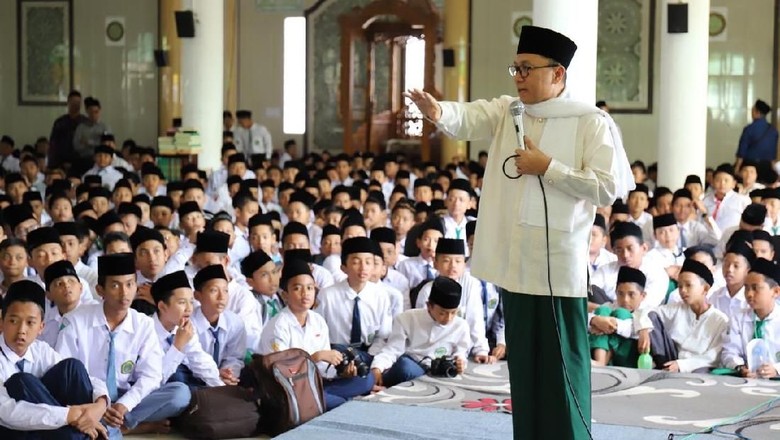 Bersarung, Zulkifli Hasan Ajak Santri Hapus Stigma Islam Radikal Bersarung, Zulkifli Hasan Ajak Santri Hapus Stigma Islam Radikal