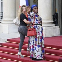 Mariah tampil casual dalam balutan celana jeans dan kaus hitam. Melengkapi penampilannya dia membawa tas Louis Vuitton. Sedangkan ibunda Pogba terlihat glamour dengan tas Hermes. Foto: AFP