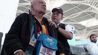 Petugas membantu para jemaah calon haji.