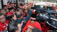 Namun, menurut petugas KPU, Suyadi, Perindo diutamakan asuk karena telah terlebih dahulu memasukan berkas dan registrasi kedatangan, sedangkan PDIP belum melakukan registrasi dan memasukan berkas sehingga tertahan di depan gerbang kantor KPU, Jakarta.
