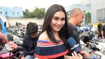 Ditanya Soal Shahrukh Khan, Ayu Ting Ting Senyum-senyum
