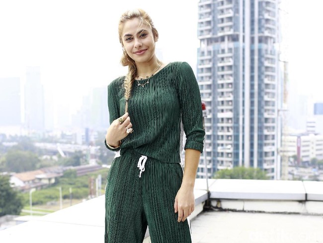 Valerie Thomas membuat pengakuan kalau dirinya tidak pernah pakai bra saat berbincang dengan Luna Maya di channel YouTube TS Media. Dia mengatakan tidak pernah punya bra dan terkadang hanya memakai bralette. Sang ibu, Ina Thomas, juga memiliki kebiasaan yang sama. Foto: Asep Syaifullah