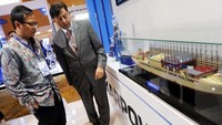 Pengunjung mengamati miniatur kapal pembangkit tenaga listrik Karadeniz Powership Onur Sultan di sela-sela pameran 8th Indonesia Electricity, Power Generation & Independent Power Producer (IPP) Summit di Jakarta, Selasa (17/7). Kegiatan ini merupakan tahun pertama Karpowership Indonesia berpartisipasi untuk memperluas jaringan bisnis di industri yang sama. Foto: dok. Karpowership