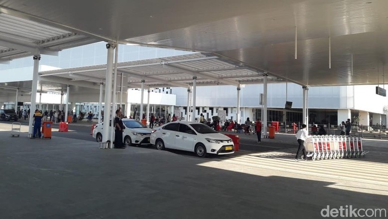 Siapa Penghadang Penumpang Taksi di Bandara Semarang yang Viral? Siapa Penghadang Penumpang Taksi di Bandara Semarang yang Viral?