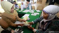 Pegawai PT Bank Syariah Mandiri (Mandiri Syariah) tengah melayani jemaah haji Indonesia yang sedang menukar Saudi Arabian Riyal (SAR) di Embarkasi Haji Pondok Gede Jakarta, Selasa, (17/7/2018).