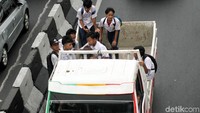 Apa yang dilakukan oleh para siswa SMP ini bukanlah hal yang patut ditiru. Terlebih masih dalam minggu pertama masuk sekolah seharusnya siswa fokus untuk meningkatkan pendidikannya. Aksi koboi ini tak membuat para siswa tampak hebat atau keren, justru mengganggu kenyamanan dan keamanan pengguna jalan laiinya. Selain itu aksi ini juga berbahaya untuk diri mereka sendiri karena dapat mengakibatkan kecelakaan akibat harus menggantung atau menaiki mobil truk yang melintas di jalanan.
