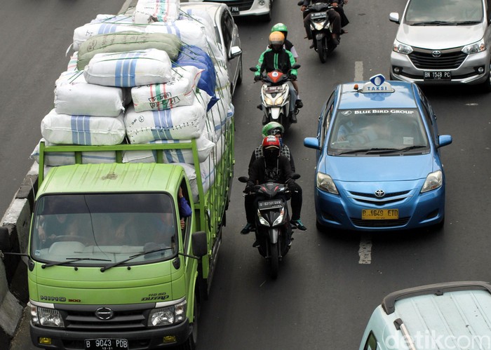 Pelarangan truk memuat barang dengan kapasitas berlebih terus disosialisasikan. Hal itu membuat negara rugi tiap tahunnya untuk perbaiki jalan yang rusak.