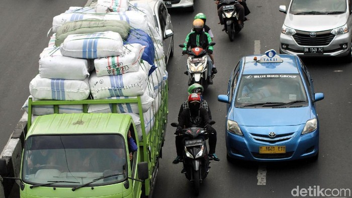 Pelarangan truk memuat barang dengan kapasitas berlebih terus disosialisasikan. Hal itu membuat negara rugi tiap tahunnya untuk perbaiki jalan yang rusak.