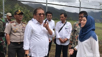Meninjau BTS BAKTI. (Foto: detikINET/Adi Fida Rahman)