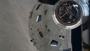 Tampak permukaan Bulan menjelang pendaratan mereka di sana. Foto: NASA 