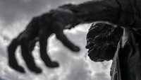 Patung Frankenstein bisa ditemukan di kawasan Plainpalais dan menjadi salah satu objek wisata favorit turis di sana (Fabrice Coffrini/AFP/Getty Images)