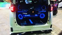 Body kit, grill, dan muffler pakai modelista. Untuk lampu grill LED custom. Yang masih original adalah cat, bentuk body (body standar tanpa radius), dan sunroof standar. Untuk lainnya berubah semua, ujar pengusaha premium rentcar di Malang ini. Foto: dok. Zahroni
