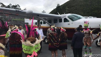  Setibanya di Puncak Jaya, Menkominfo Rudiantara langsung disambut tarian tradisional. (Foto: detikINET/Adi Fida Rahman)