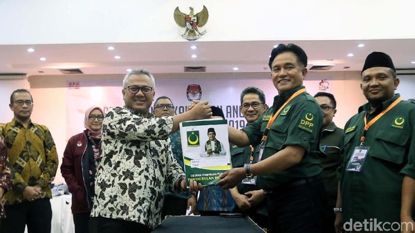 Yusril Pimpin Penyerahan Berkas Bacaleg PBB