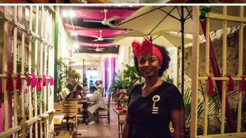 Pada malam hari, penjara ini jadi restoran bernama Interno di mana tahanan wanita dijadikan koki, pelayan dan pencuci piring. Restoran Interno dibuka bulan Desember tahun lalu dan berhasil menarik wisawatawan yang berkunjung ke kota Cartagena. Alasannya untuk membantu tahanan wanita yang akan keluar penjara agar bisa menyesuaikan diri di masyarakat. Kebanyakan tahanan perempuan ini melakukan kejahatan seperti pencurian, menjual narkoba hingga pemerasan. (Foto: Boredpanda)