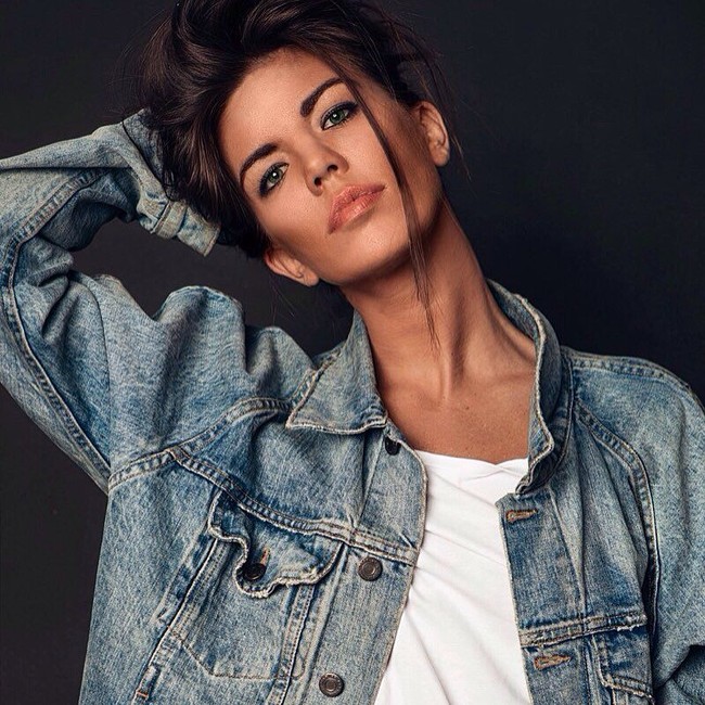 Dengan busana longgar (oversized) pun, Mara Martin tetap terlihat menawan. (Foto: Instagram/@_maramartin_)