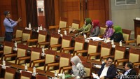 Berdasarkan daftar hadir, sebanyak 176 dari 560 anggota DPR hadir. Dari mereka yang tidak hadir, 110 orang mengajukan izin. 