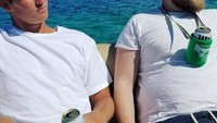 Kira-kira begini gayanya kalau ngeliat ada orang yang menyebut dirinya sutradara yang kreatif. Pandangannya terlihat sinis sambil memegang botol bir. When someone says theyre creatice director, tulisnya. Foto: Instagram crazybonz