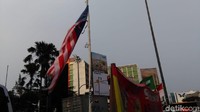 detikcom menelusuri lokasi pemasangan bendera-bendera tersebut, Selasa (17/7/2018) pukul 16.50 WIB. Bendera-bendera tersebut terpasang berjejer di pembatas jalan di depan Emporium Pluit Mal, Jalan Pluit Selatan Raya, Pluit, Penjaringan, Jakarta Utara.