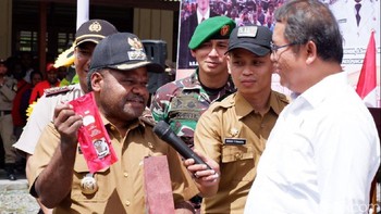 Bupati Puncak Jaya Yuni Wonda memberikan oleh-oleh kopi kepada Chief RA. (Foto: detikINET/Adi Fida Rahman)