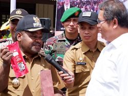 Blusukan Menkominfo Tinjau Palapa Ring di Puncak Jaya