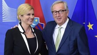 Presiden Komisi Uni Eropa Jean Claude Juncker menyambut kedatangan Presiden Kroasia Kolinda Grabar-Kitarovic sebelum berlangsungnya pertemuan di markas besar Uni Eropa di Brussels, Belgia pada 14 Juni 2018. Foto: AFP